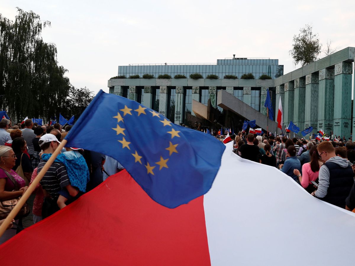 Foto: Foto de archivo: banderas polaca y europea. (Reuters)