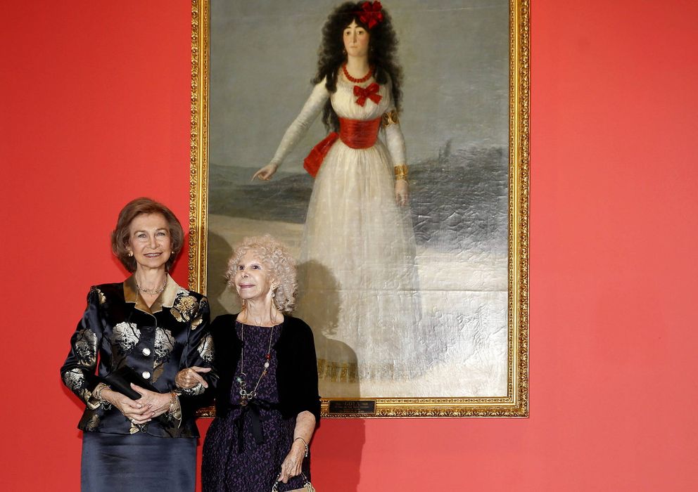 Foto: La reina Sofía acompañó a la duquesa de Alba en diciembre de 2012, en la visita a la exposición 'El legado de la Casa de Alba'. (EFE)