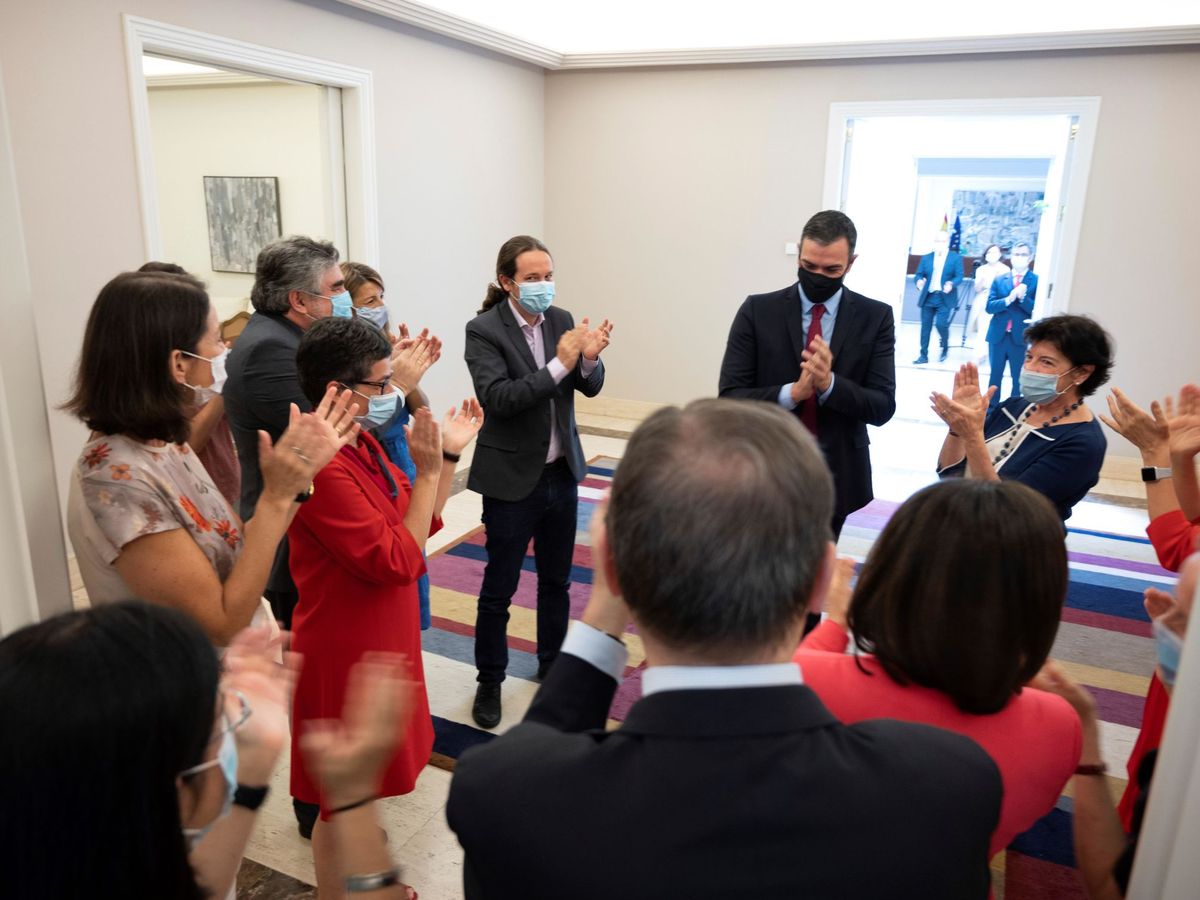 Foto: Pedro Sánchez recibe el aplauso de sus ministros antes de la reunión del Gabinete de este 21 de julio y tras alcanzar el pacto europeo. (EFE)