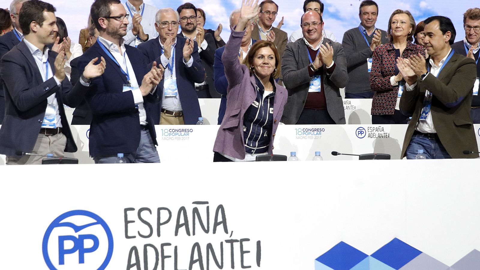 Foto:  La secretaria general del PP, María Dolores de Cospedal, recibe el aplauso tras ser ratificada en su cargo por el presidente del PP, Mariano Rajoy, durante la segunda jornada del XVIII Congreso. (EFE)