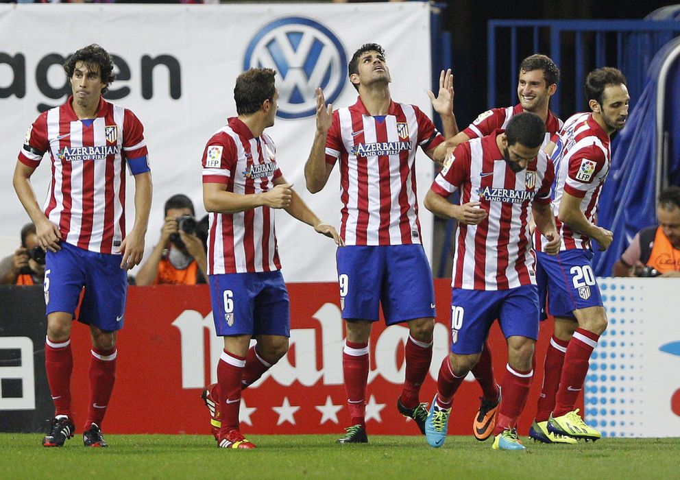 Foto: Los jugadores del Atlético de Madrid felicitan al delantero brasileño Diego Costa. (EFE)