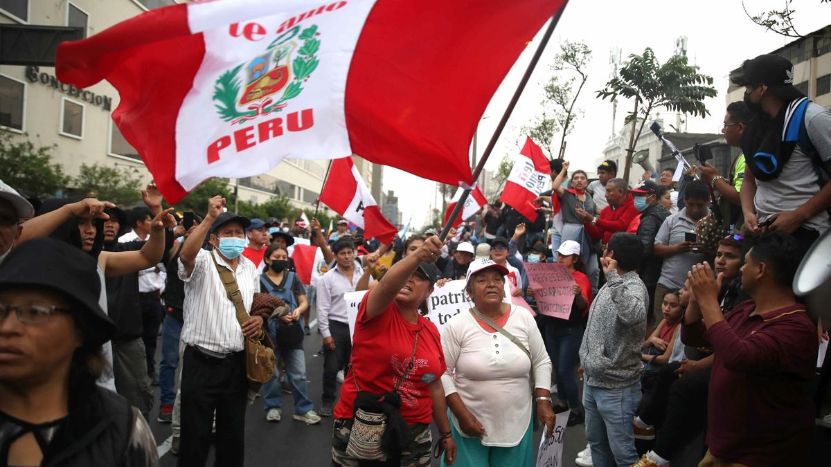 Miles de personas toman el aeropuerto de Arequipa y cortan carreteras por todo Perú
