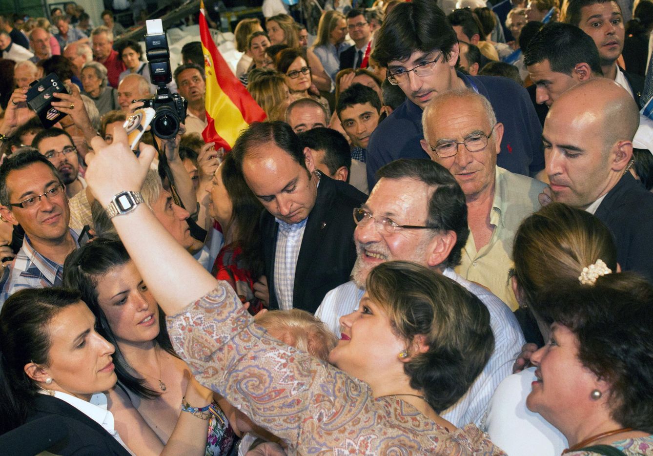 Rajoy se hace un 'selfie' con los asistentes a uno de los mítines del PP esta campaña. (EFE)