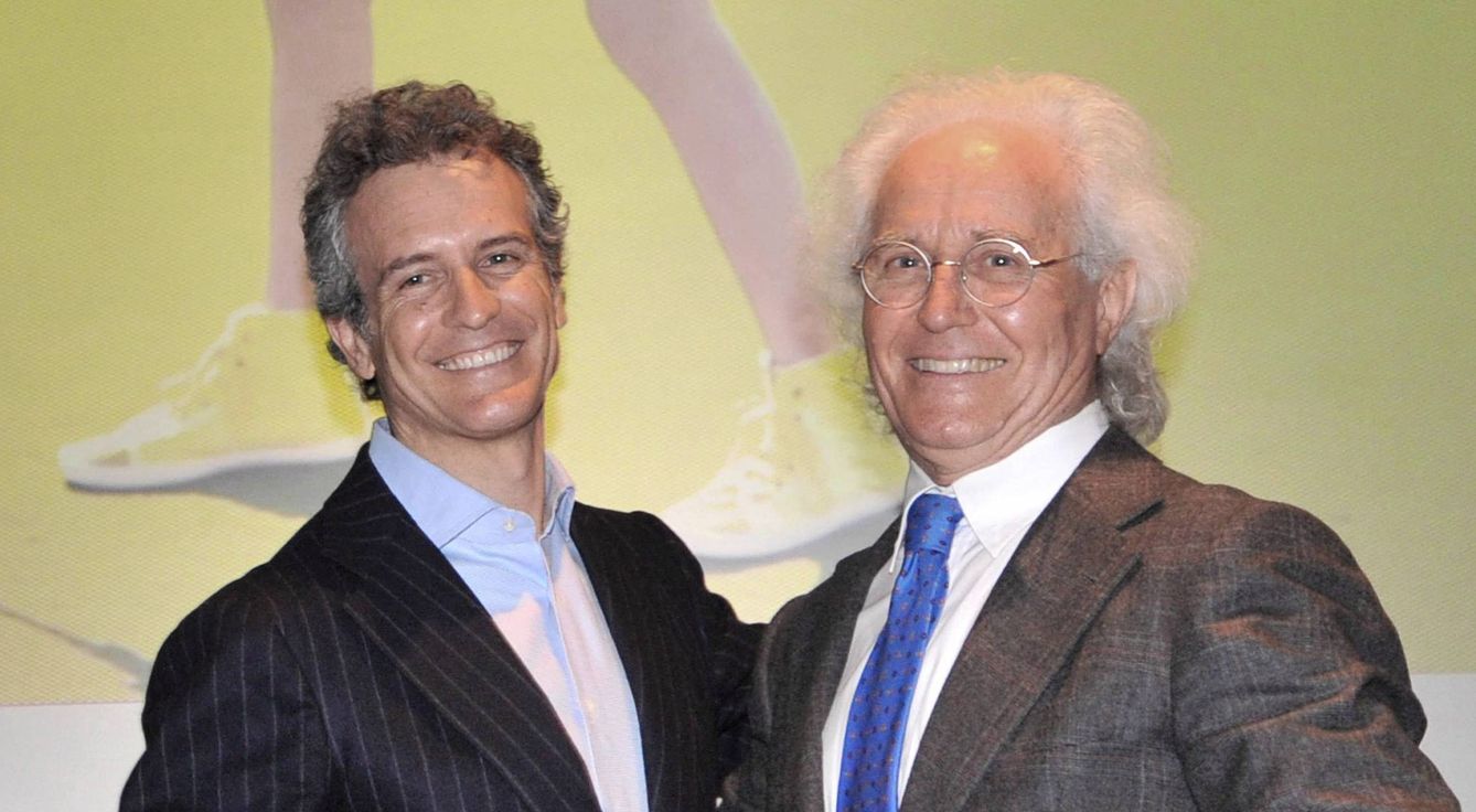 El presidente de Benetton, Alessandro Benetton (i), posa junto a su padre, Luciano. (Efe)