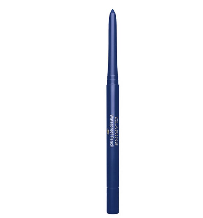El 'Waterproof Pencil' en el nuevo tono azul vivo que resalta sobre una piel bronceada.