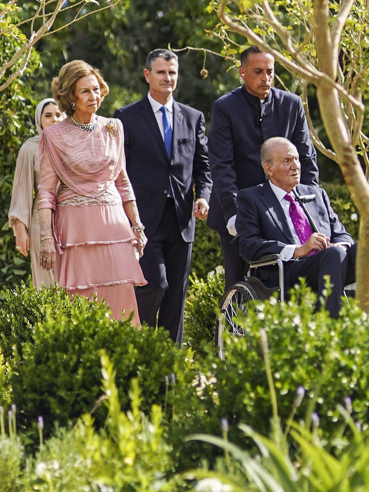 La reina Sofia, junto al rey Juan Carlos I en la boda real en Jordania. (Corte Real Hachemita)