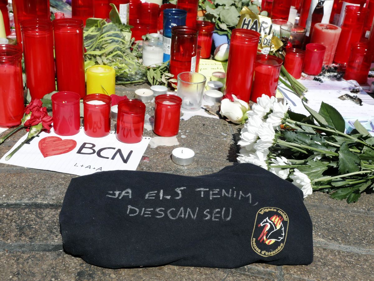 Foto: Homenaje con ofrendas a las víctimas de los atentados de Barcelona y Cambrils. (EFE)