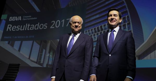 Foto: Francisco González (i) y Carlos Torres, en la presentación de resultados de BBVA de 2017. (Reuters)