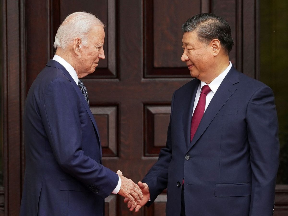 Foto: Biden y Xi inician su reunión en EE.UU. con un apretón de manos. (Foto: Reuters)