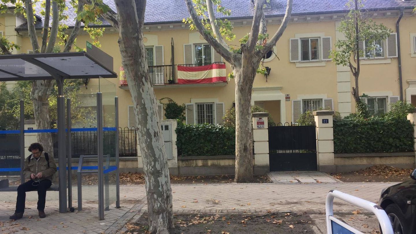 El barrio está repleto de banderas de España estos días. (EC)
