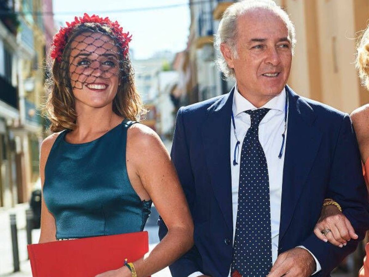 Foto: Rocío Soto, con sus padres en la boda de Sibi Montes en 2017. (Getty)