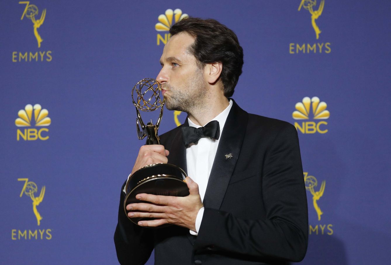 Matthew Rhys posando con su Emmy en septiembre. (Reuters)