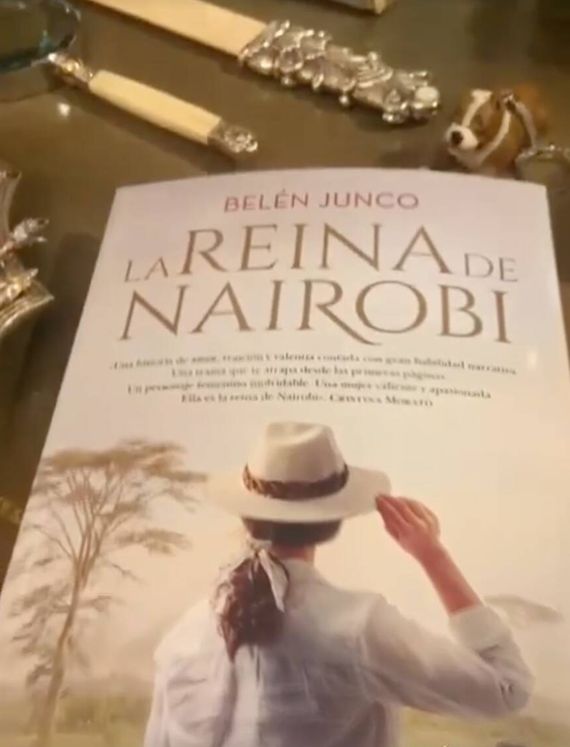 El libro 'La reina de Nairobi', que está leyendo Carmen Lomana. (Instagram/@carmen_lomana)