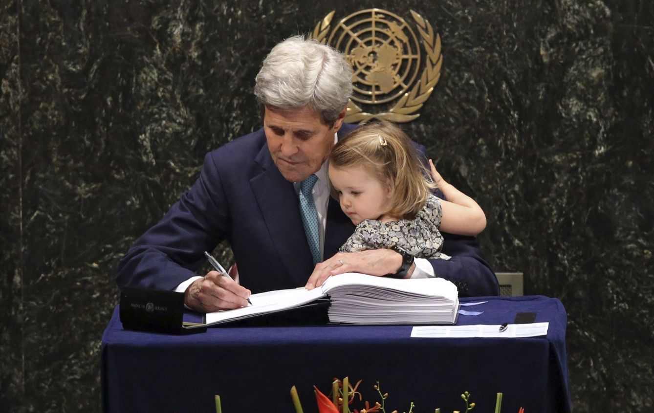 John Kerry firma en 2016 el Acuerdo de París con su nieta en brazos. (EFE)