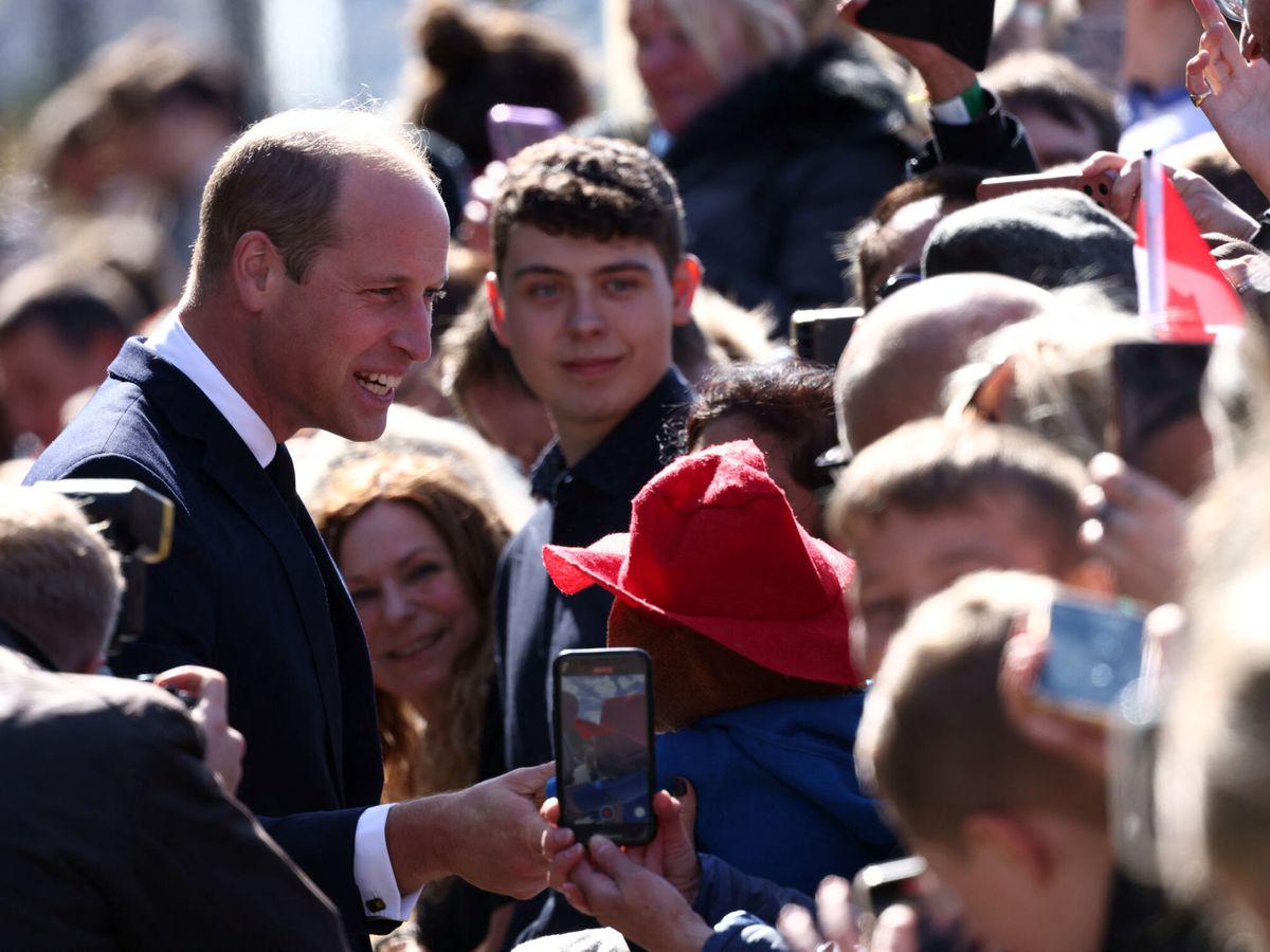 Foto: El príncipe Guillermo saluda a la gente en las calles de Londres. (Reuters/Tom Nicholson)