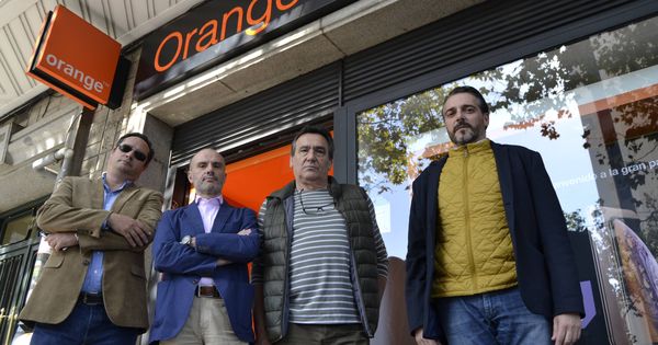 Foto: (De izq. a der.) Raúl de Castro, Abel Martín, Roberto Galeote y Carlos Calderón, exdistribuidores de Orange. (M.Z.) 