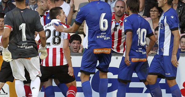 Foto: El enfrentamiento entre Saborit y Romero que que provocó que el árbitro diera por terminado el partido antes de tiempo. (EFE)