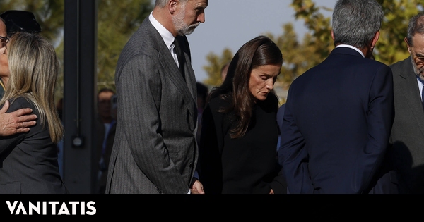 Don Felipe y doña Letizia visitan a los heridos del accidente ferroviario ingresados en el Hospital Universitario de Toledo