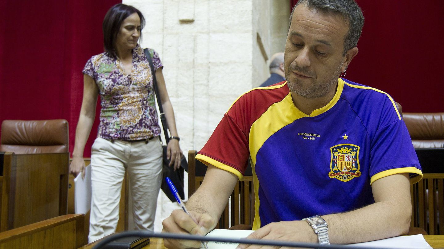 El diputado de Izquierda Unida Jose Antonio Castro, en su escaño del Parlamento andaluz. Foto: EFE.