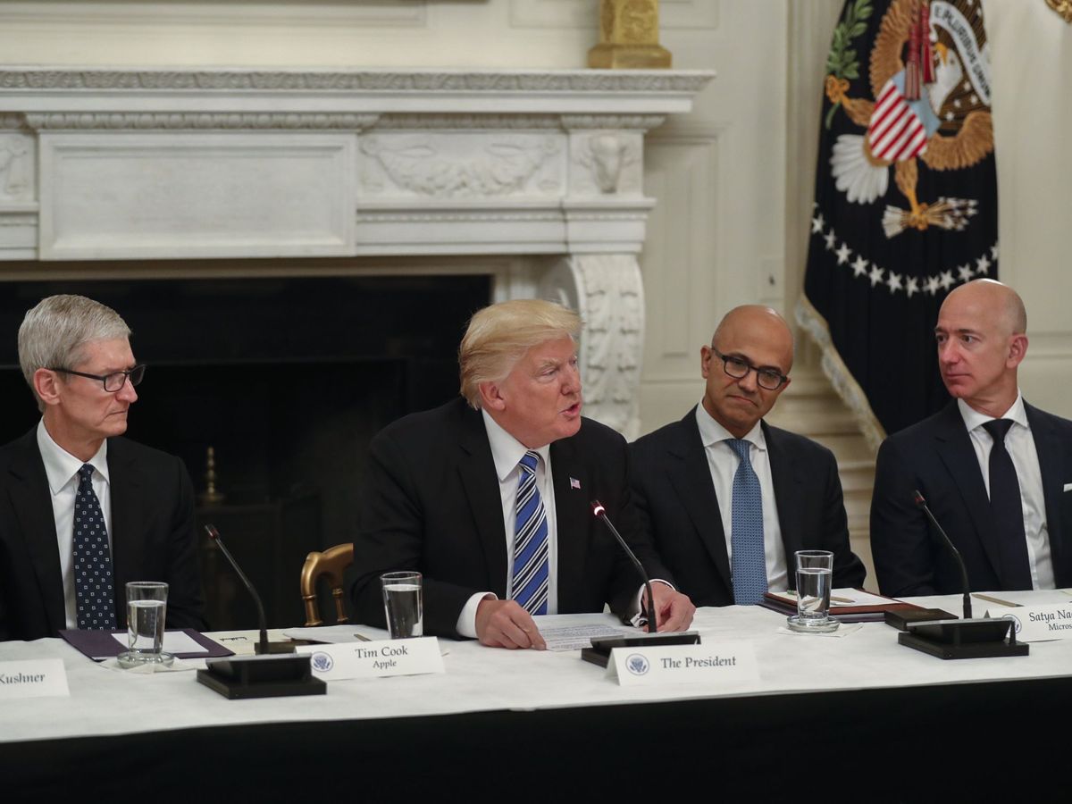 Foto: Los CEOs de Apple, Tim Cook (i), Amazon, Jeff Bezos (D) y Microsoft, Satya Nadella (2d), junto a Donald Trump. (EFE)