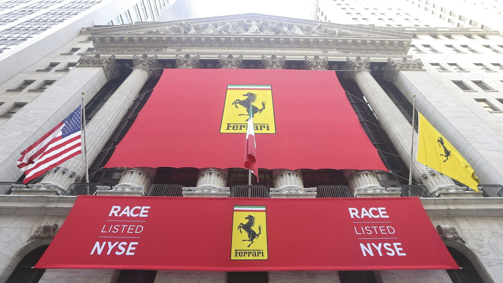 Foto: Un gran cartel de la escudería Ferrari cubre el edificio de la Bolsa neoyorquina. (Reuters)