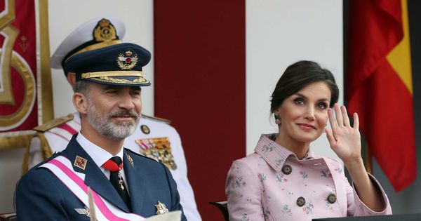 Foto: El rey Felipe y la reina Letizia en el acto central del Día de las Fuerzas Armadas. (EFE)