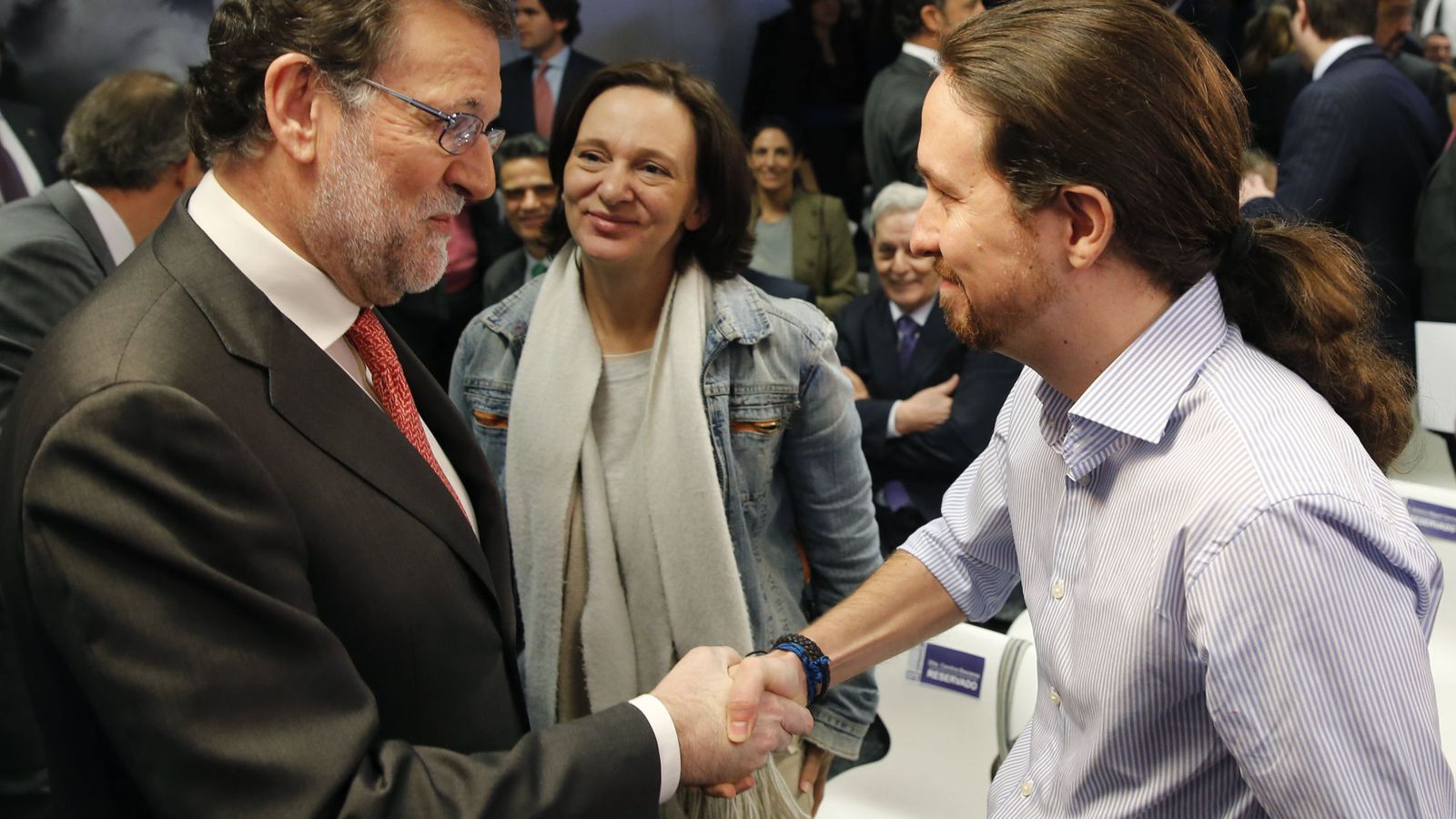 Foto: Mariano Rajoy y Pablo Iglesias se saludan en presencia de la diputada de Podemos, Carolina Bescansa. (EFE)