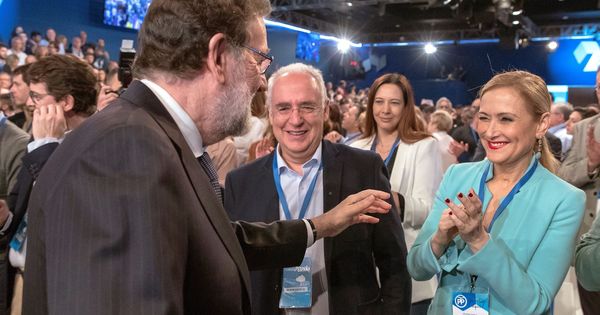 Foto: El presidente del Gobierno, Mariano Rajoy, saluda a la presidenta de la Comunidad de Madrid, Cristina Cifuentes, al comienzo del acto de clausura de la convención nacional del PP. (EFE)