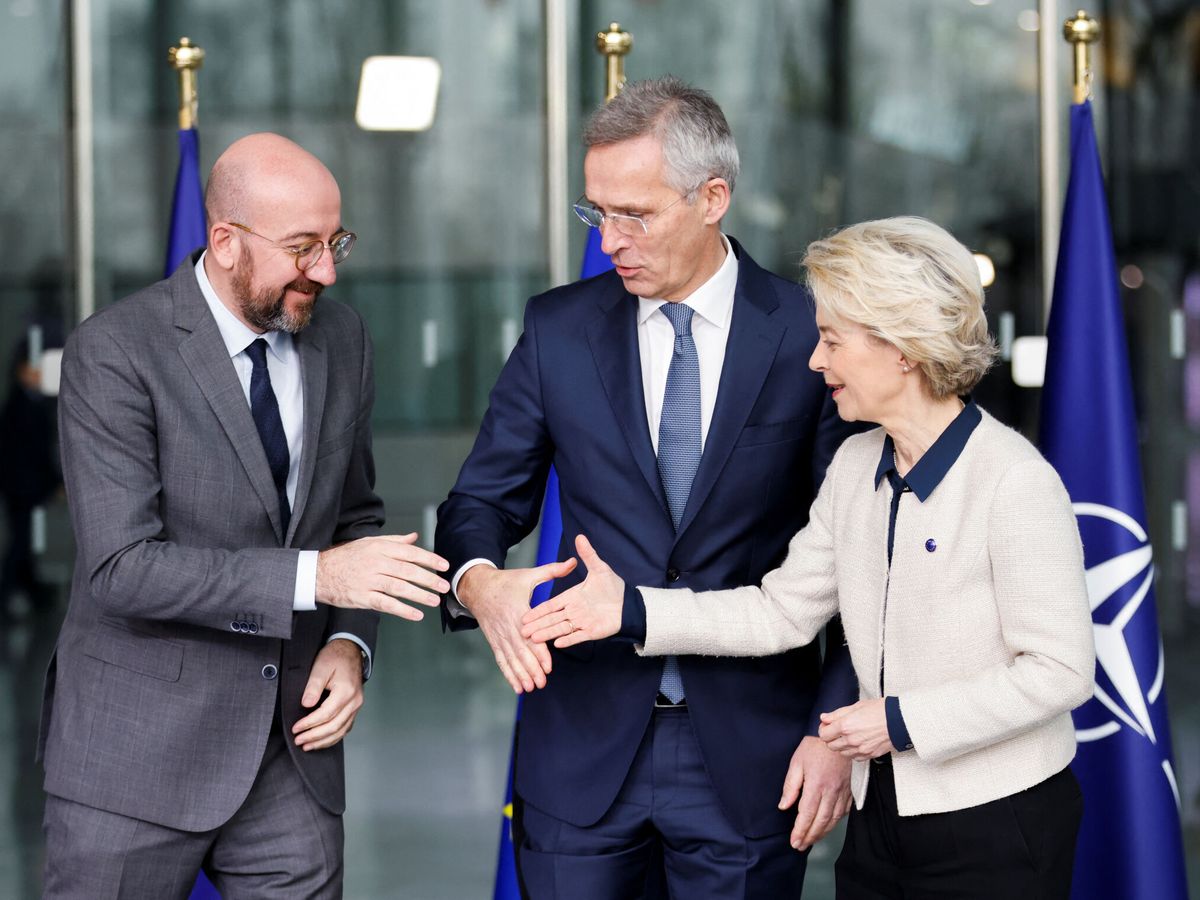 Foto: Charles Michel (izquierda), presidente del Consejo Europeo, junto a Jens Stoltenberg (centro), secretario general de la OTAN, y Ursula von der Leyen (derecha), presidenta de la Comisión Europea. (Reuters/Johanna Geron)