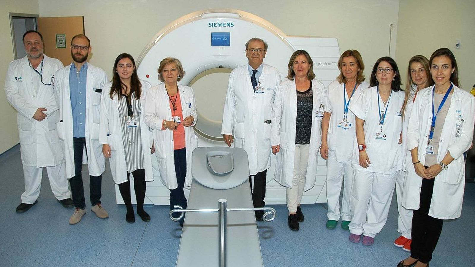 Foto: El nuevo PEC-TAC, con parte del equipo médico.
