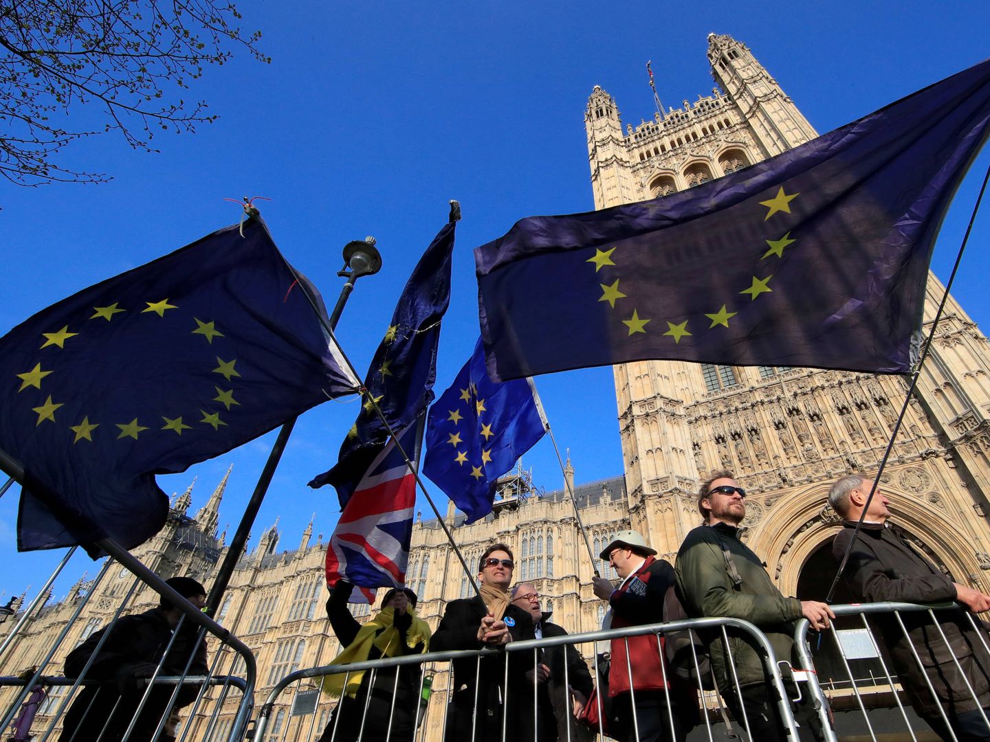 Manifestantes contrarios al Brexit protestan ante el Parlamento británico, en Londres. (Reuters)