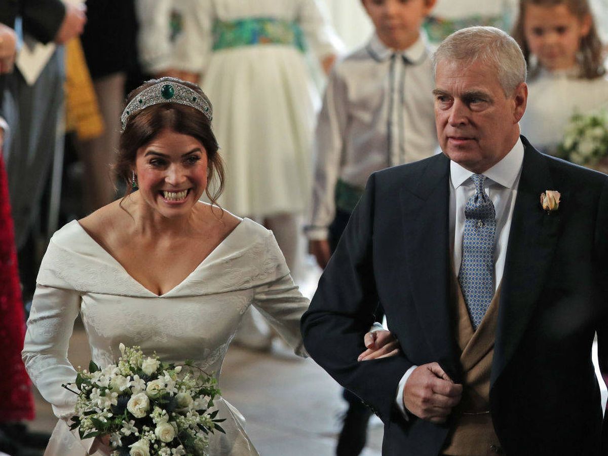 Foto: El príncipe Andrés, acompañando a Eugenia en su boda. (Getty)