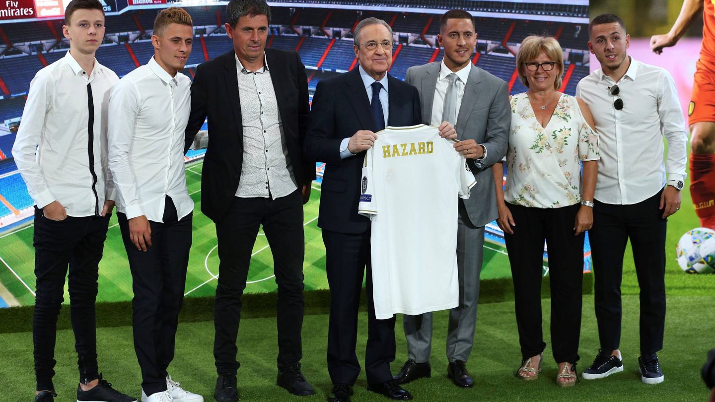 Eden Hazard posa junto a sus familiares y el presidente del Real Madrid, Florentino Pérez. (EFE)