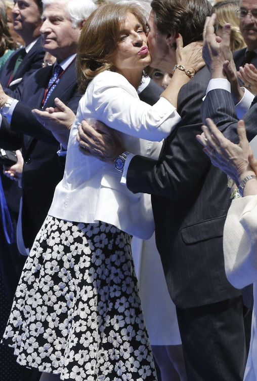 Ana Botella recibe el beso de su marido. (EFE)