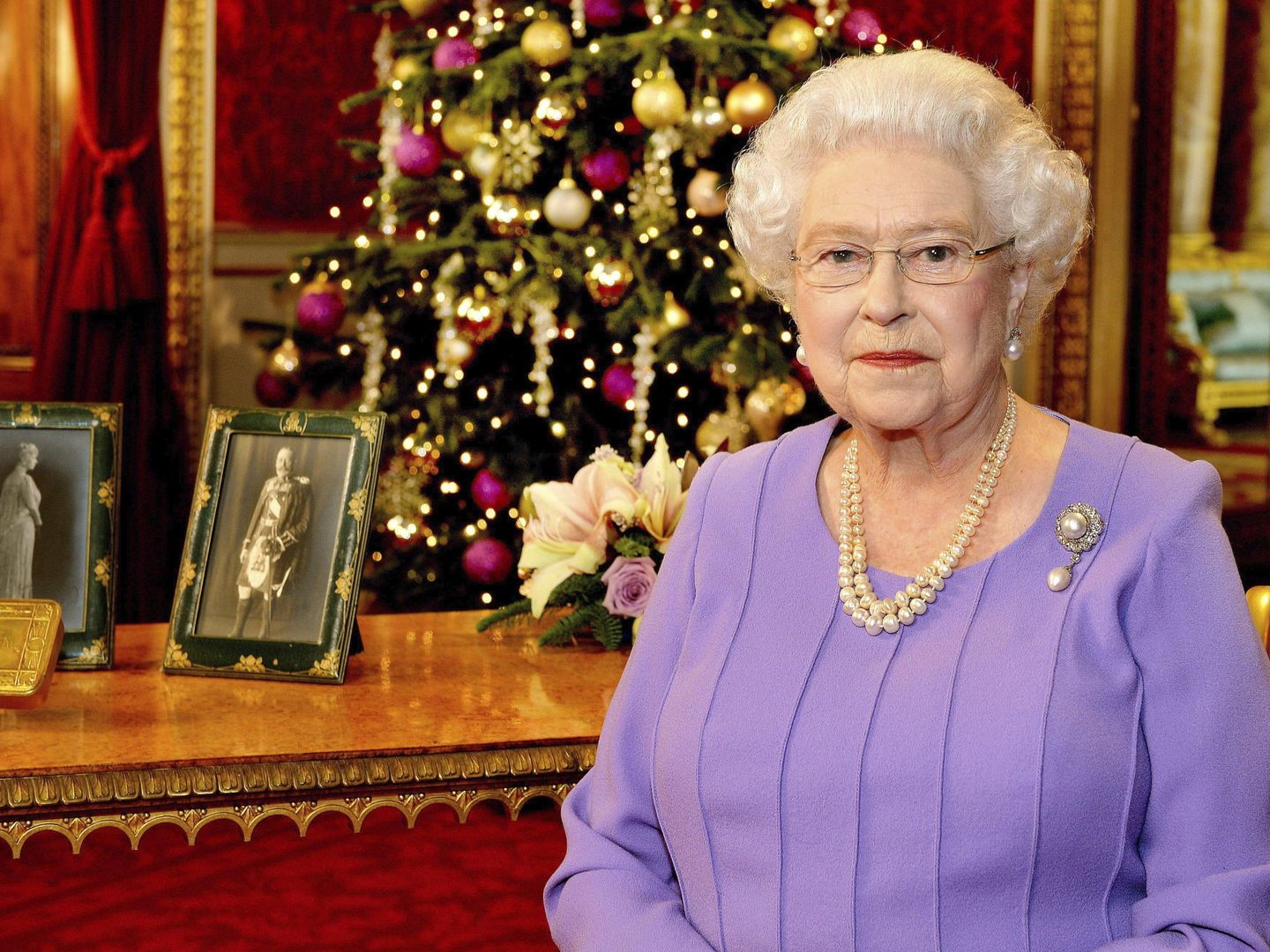 Isabel II, tras grabar su tradicional discurso navideño en 2014. (EFE)