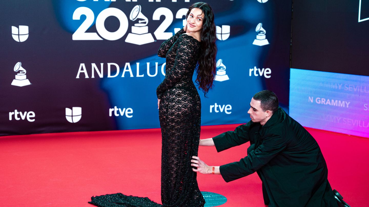 Rosalía destacó en la alfombra roja con un vestido de transparencias de Balenciaga y necesitó que un ayudante le colocara bien su imponente vestido. (Europa Press)