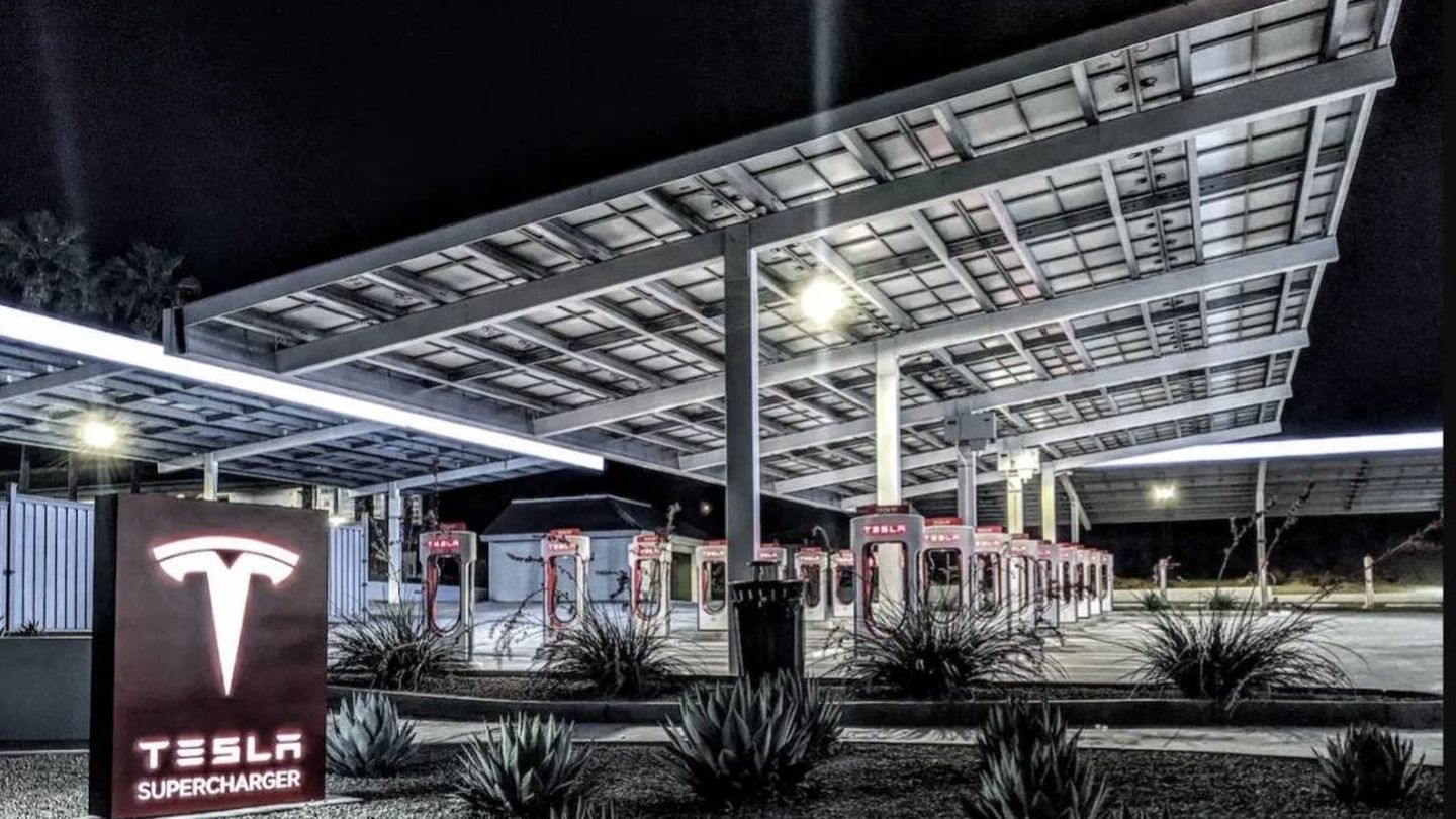 Las futuras estaciones de carga de Tesla contarán con placas solares instaladas en sus cubiertas.