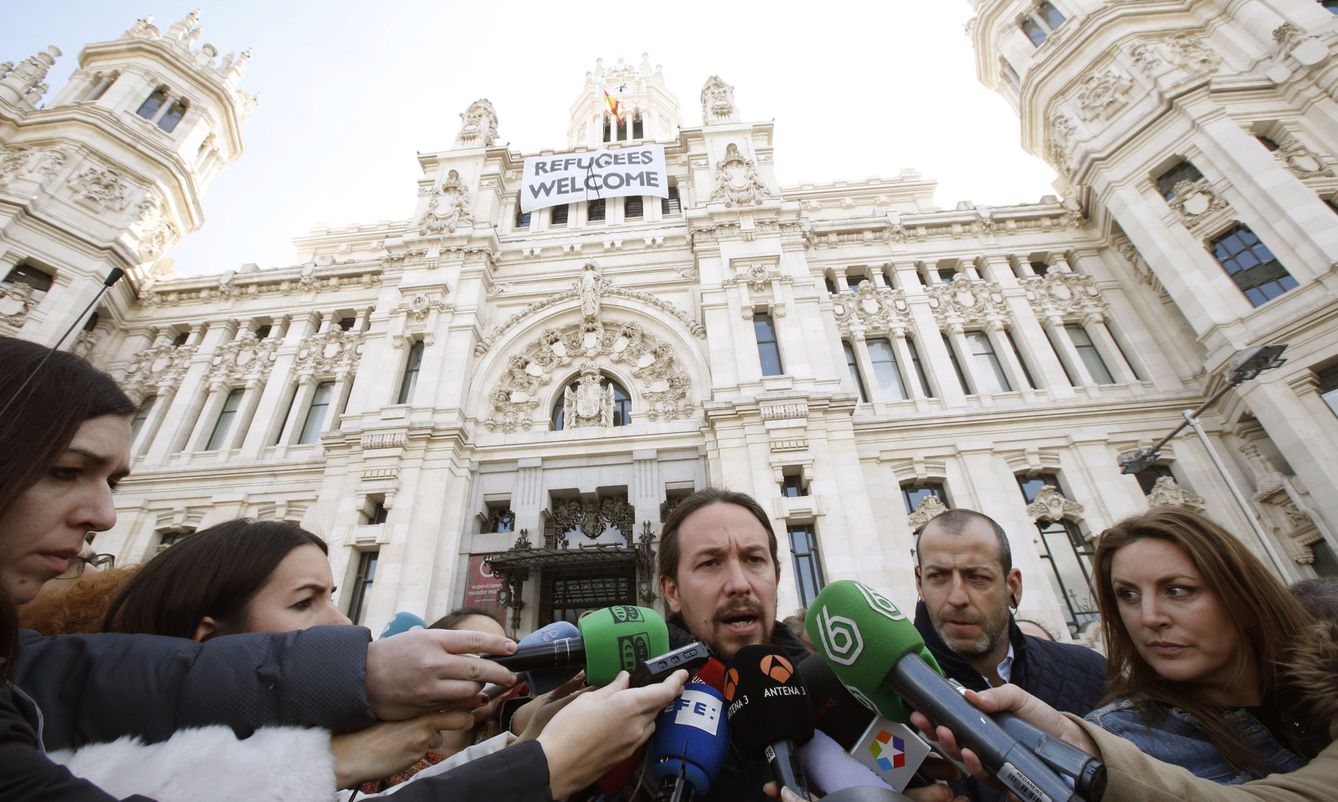 Pablo Iglesias, frente al Ayuntamiento de Madrid. (EFE)