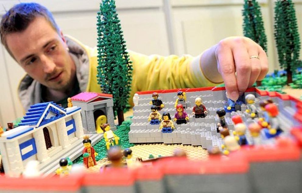 El diseñador de modelos de Lego, Rene Hoffmeister. (Efe)