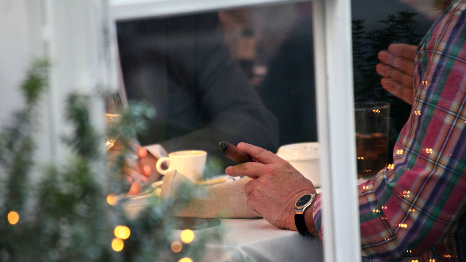 Foto:  Un cliente fuma un puro en el interior de un céntrico restaurante en Madrid. (Enrique Villarino)