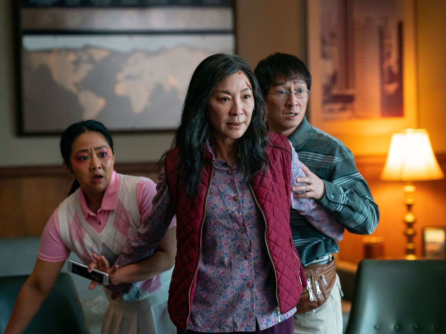 Fotograma donde aparecen Stephanie Hsu, Michelle Yeoh y Ke Huy Quan. (A24)