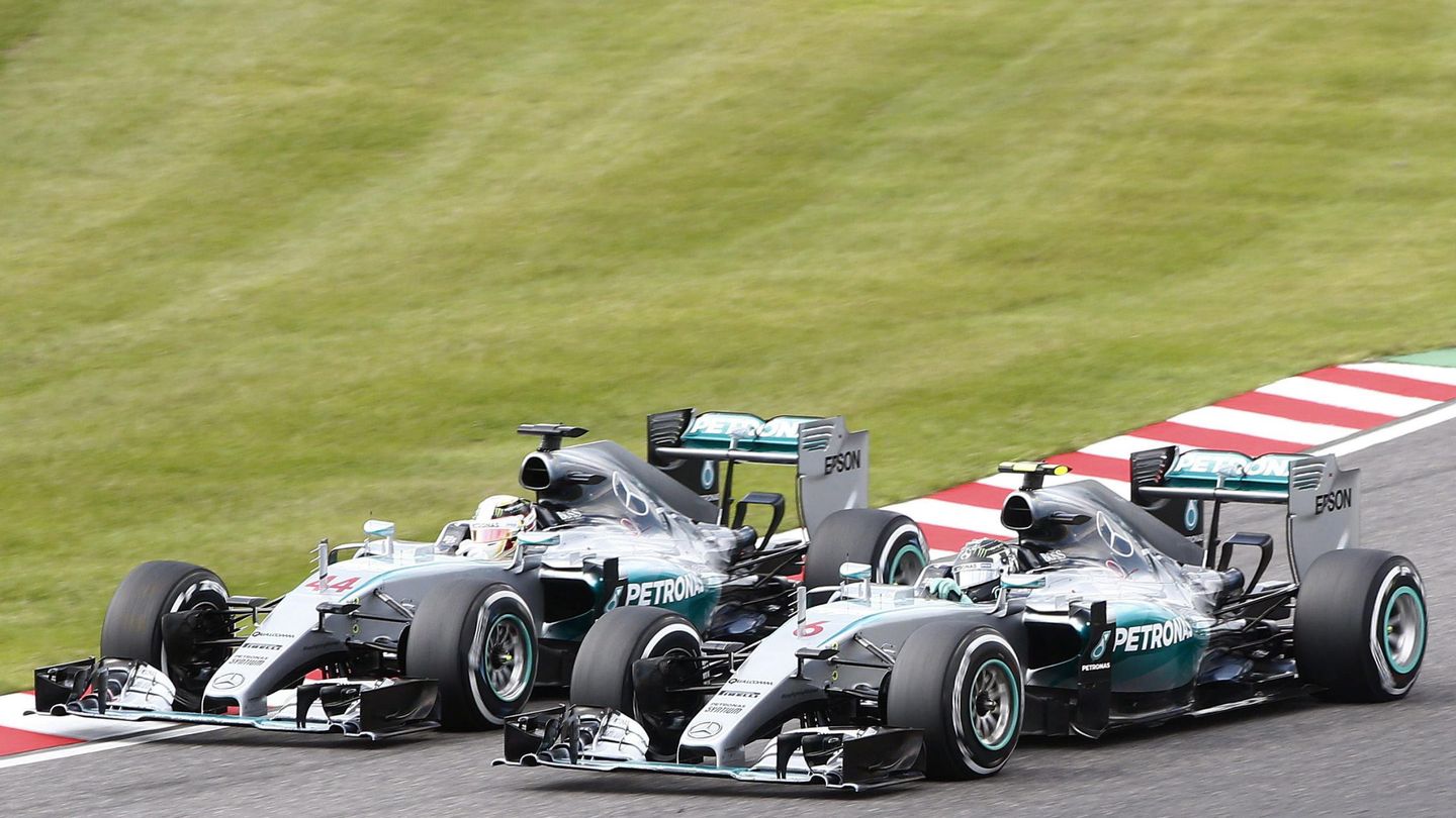 Batalla entre Hamilton y Rosberg en la primera curva (Efe)