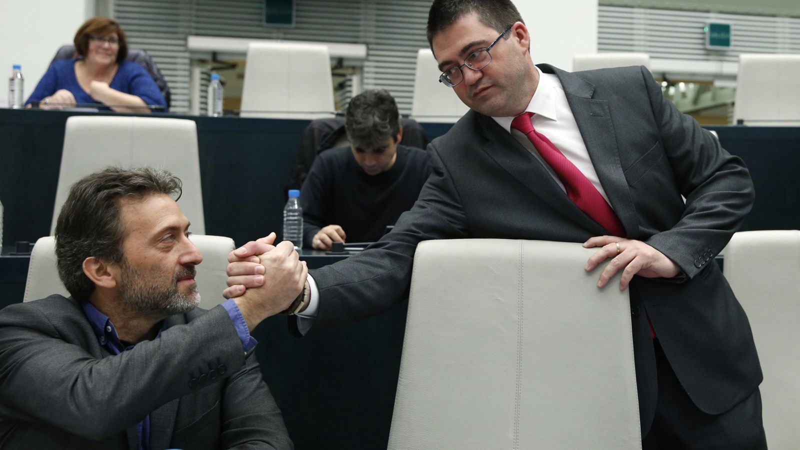 Foto: El concejal de Economía y Hacienda, Carlos Sánchez Mato, saluda en un pleno al tercer teniente de alcalde Mauricio Valiente. (EFE)