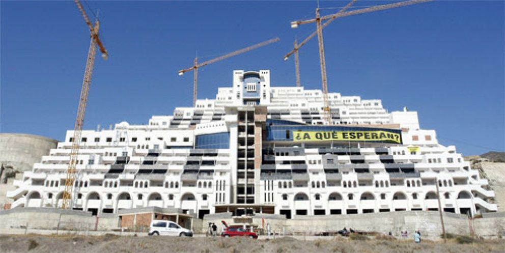 Foto: PP y PSOE se apuntan al ‘ladrillo’ y quieren resucitar el hotel Algarrobico