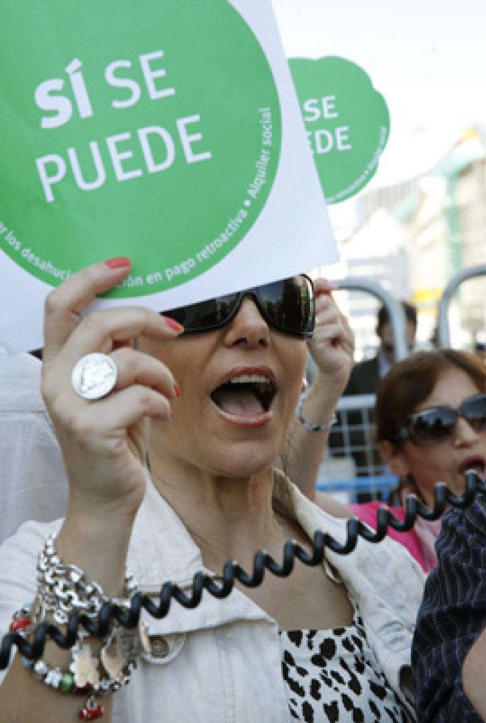 Foto: El PP aprueba la ley hipotecaria con cien personas protestando ante el Congreso