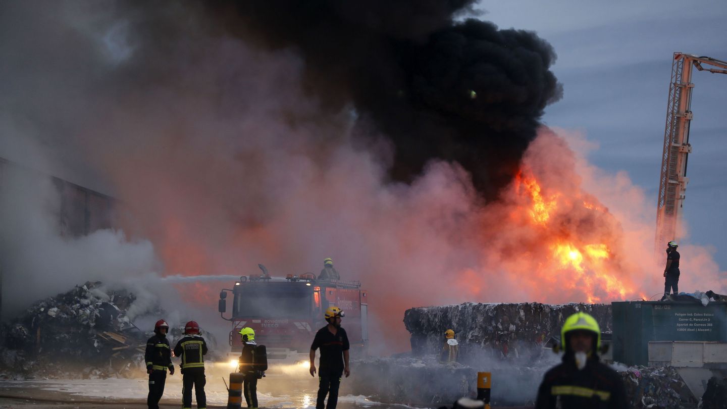 Aparatoso incendio en una planta de reciclaje de Alicante (Manuel Lorenzo / EFE)