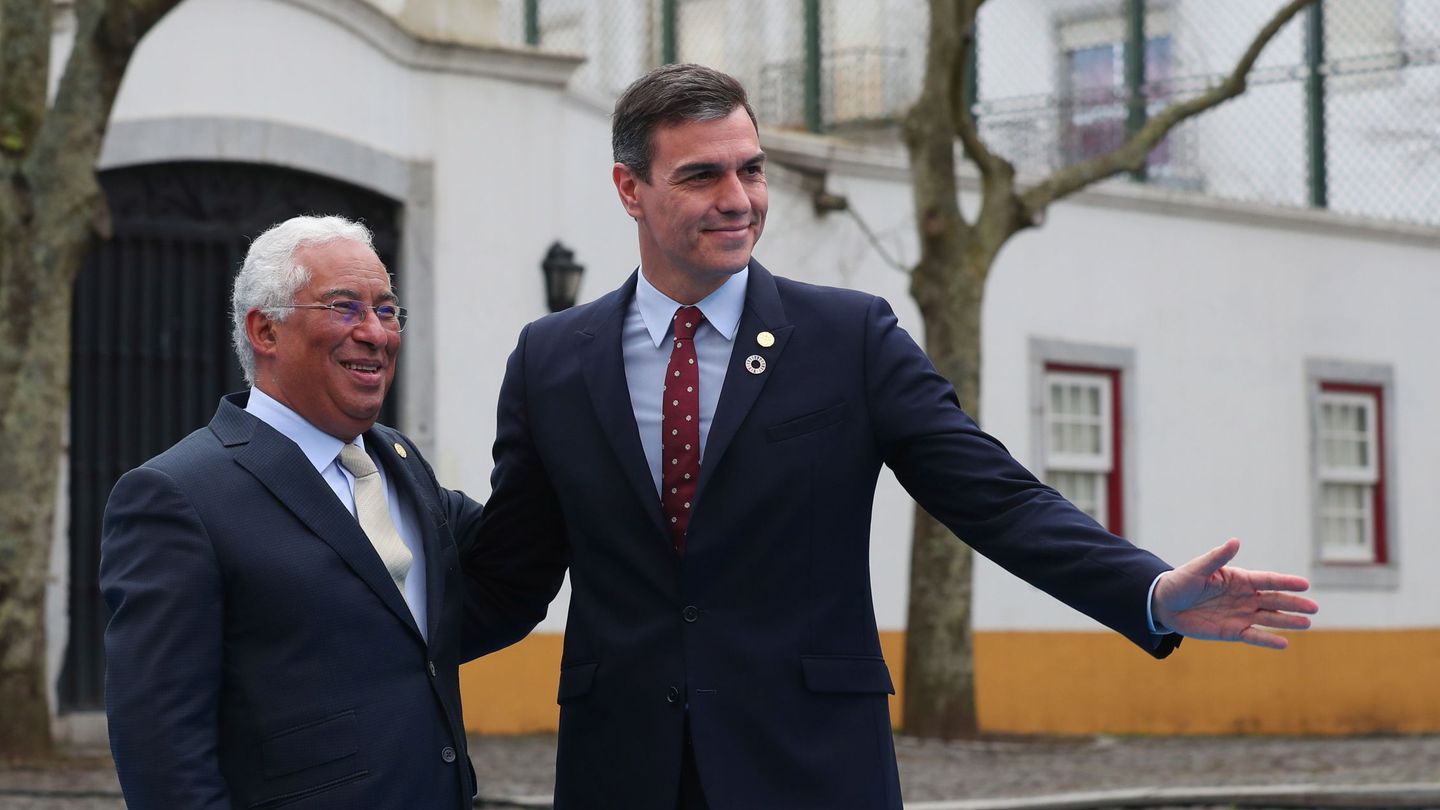 El primer ministro portugués, António Costa, recibe al presidente Pedro Sánchez en Beja el pasado 1 de febrero, con motivo de la cumbre Amigos de la Cohesión. (EFE)