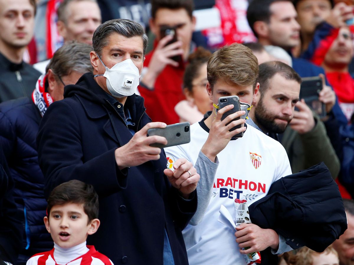 Foto: Asistentes al partido Atlético de Madrid-Sevilla, en el Wanda Metropolitano. (Reuters)