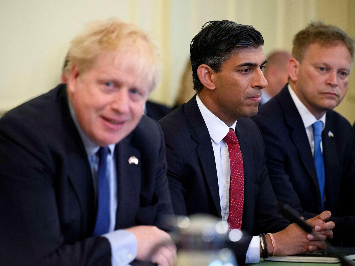 Foto: Johnson y Sunak, en una reunión del Ejecutivo británico. (Reuters/Leon Neal)