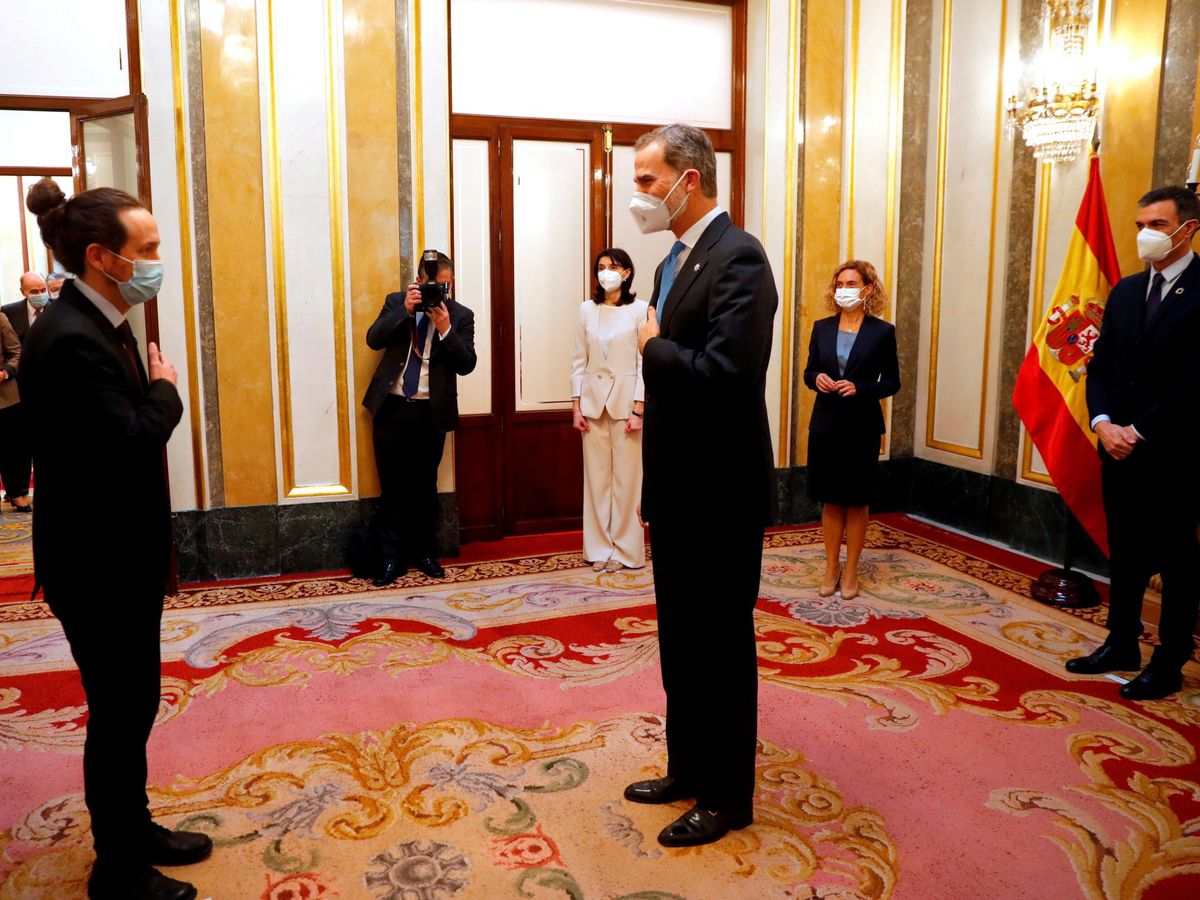 Foto: Pablo Iglesias saluda al rey Felipe en un acto por el 40 aniversario del golpe de Estado del 23-F. (Reuters)